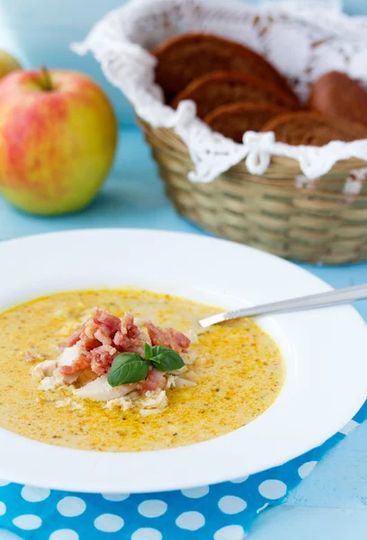 Indian soup with apple, curry, bacon and basil. — Stock Photo, Image