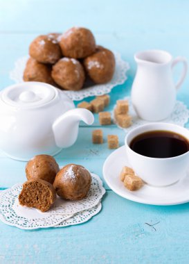 kahve fincanı ile mavi ahşap masa üzerinde kahverengi ekmeği