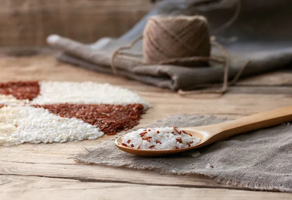 Белый и красный рис в деревянной ложке — стоковое фото