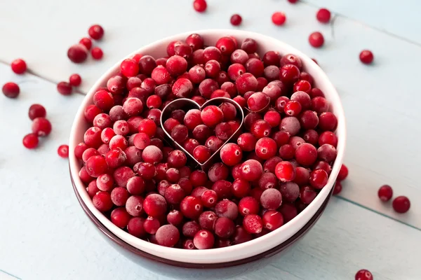 Beku Cranberries di Bowl dalam bentuk hati cookie cutter — Stok Foto