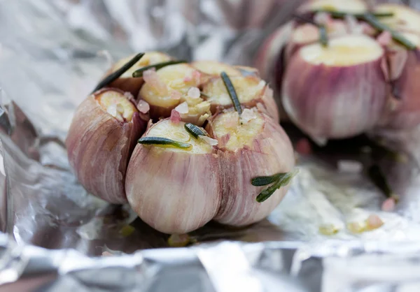 Close up of fresh garlic bulb ready for roast — Stock Photo, Image