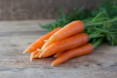 eski ahşap masa üzerinde taze havuç