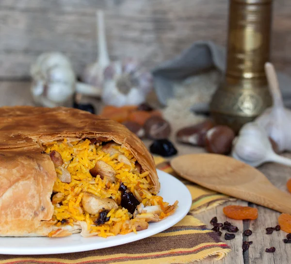 Pilaf em tortilhas com frutas secas, alho e burberry — Fotografia de Stock