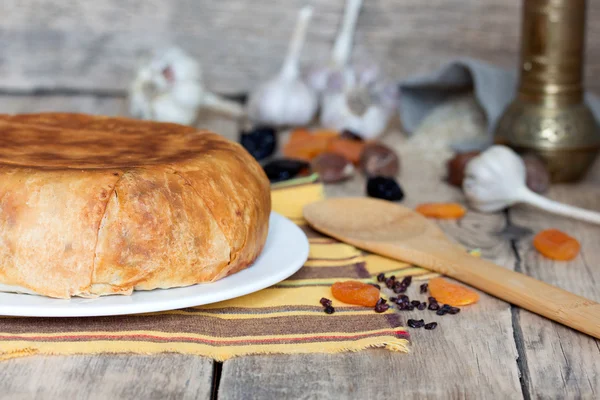 Pilaf in tortillas con frutta secca, aglio e burberry — Foto Stock