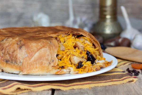 ekmeği kuru meyve, sarımsak ve burberry ile yapılan pilav