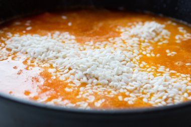 geleneksel İspanyol deniz ürünleri paella pişirme
