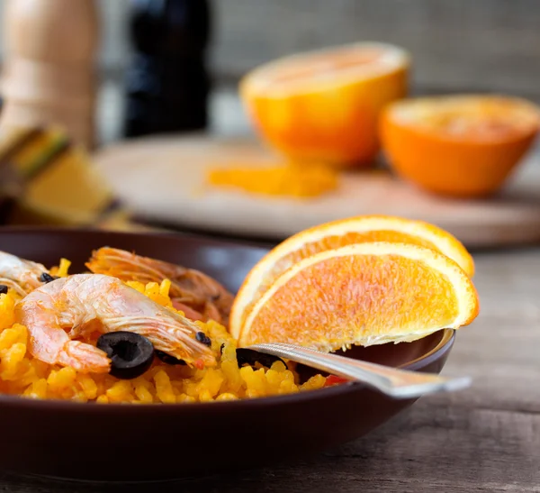 Traditie zeevruchten Spaanse paella in keramische schotel — Stockfoto