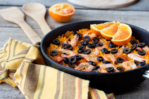 Tradição frutos do mar espanhol Paella em panela de ferro autêntico — Fotografia de Stock