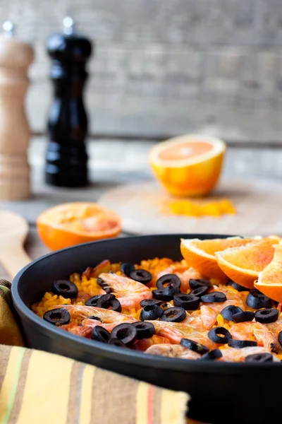 Tradição frutos do mar espanhol Paella em panela de ferro autêntico — Fotografia de Stock