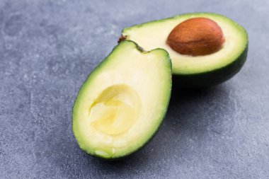 Avokado gri beton, taş ya da kayrak zeminde yarıya iner. Kopyalama alanı olan üst görünüm.