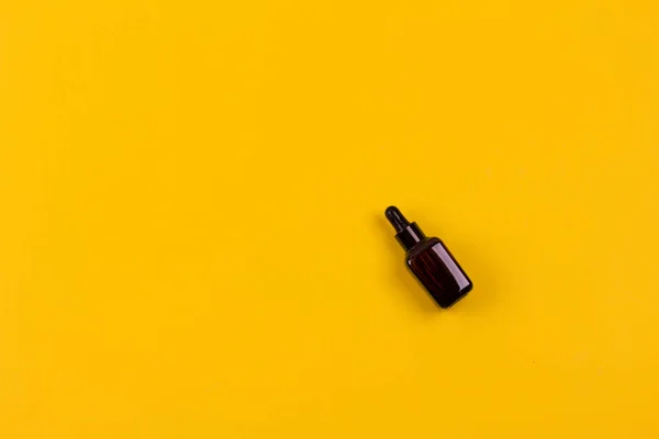 Cosmetische fles op een kleur achtergrond. Gezond levensstijl concept. Stockfoto