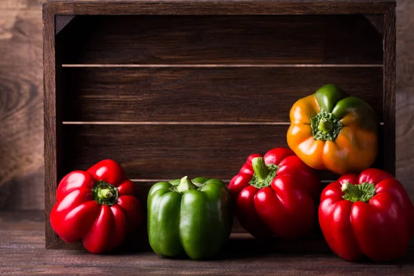 Frische Bio-Paprika auf einem Holzbrett Stockbild