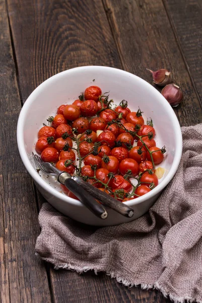 Tomates cereja assados com ervas em assadeira. — Fotografia de Stock