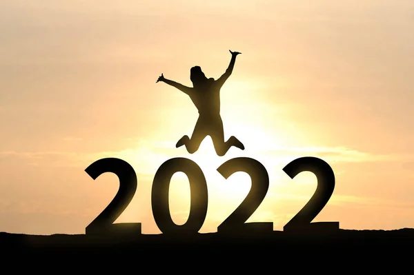 2022年の女性シルエット 2022年の新年 お祝いのコンセプト はじめに ハッピー お楽しみ — ストック写真