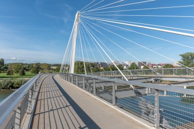 Deux Rives yaya köprüsü, Ren 'de Kehl ve Strasbourg arasında yaya ve bisikletçiler için köprü. Köprü Avrupa 'da barışı simgeliyor..