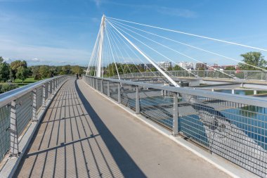 Deux Rives yaya köprüsü, Ren 'de Kehl ve Strasbourg arasında yaya ve bisikletçiler için köprü. Köprü Avrupa 'da barışı simgeliyor..