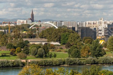 Strasbourg Katedrali ile Strasbourg şehrini izleyin. Fransa.