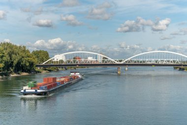Fransa ve Almanya arasında Ren nehrinde mal nakliyesi. Strasbourg, Kehl.