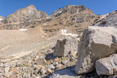 Büyük Paradis Ulusal Parkı 'ndaki İtalyan Alplerindeki Rocky Dağları.