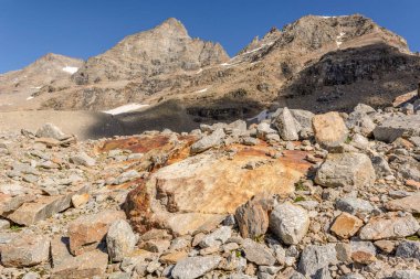 Büyük Paradis Ulusal Parkı 'ndaki İtalyan Alplerindeki Rocky Dağları.