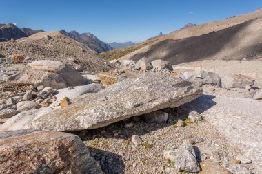 Büyük Paradis Ulusal Parkı 'ndaki İtalyan Alplerindeki Rocky Dağları.