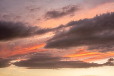 Bir sonbahar akşamı alacakaranlıkta parlayan gökyüzü. Pankart, panoramik, panorama.