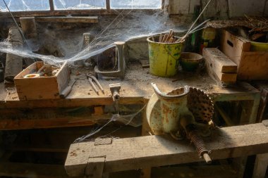 Eski Tozlu Bebek Atölyesi zamanda donmuş gibi örümcek ağlarıyla terk edilmiş. Fransa, Avrupa.