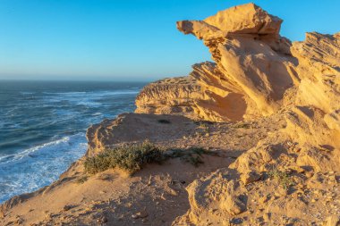 Fas Atlantik kıyısı. Kayalardaki rüzgar aşınması ve kum heykeli inanılmaz şekiller oluşturuyor..