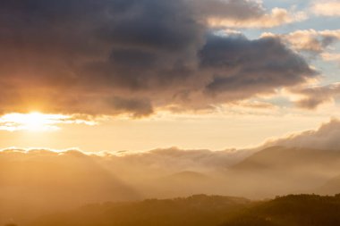 Sonbaharda dağlarda sis. Akşam güneşi vadileri aydınlatıyor. Fransa Avrupa, Vosges.