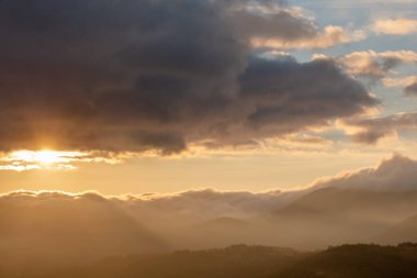 Sonbaharda dağlarda sis. Akşam güneşi vadileri aydınlatıyor. Fransa Avrupa, Vosges.