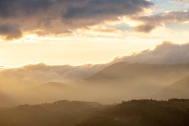 Sonbaharda dağlarda sis. Akşam güneşi vadileri aydınlatıyor. Fransa Avrupa, Vosges.