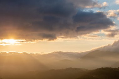 Sonbaharda dağlarda sis. Akşam güneşi vadileri aydınlatıyor. Fransa Avrupa, Vosges.