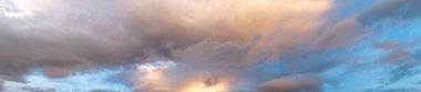 Bir sonbahar akşamı alacakaranlıkta parlayan gökyüzü. Pankart, panoramik, panorama.