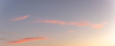 Bir sonbahar akşamı alacakaranlıkta parlayan gökyüzü. Pankart, panoramik, panorama.