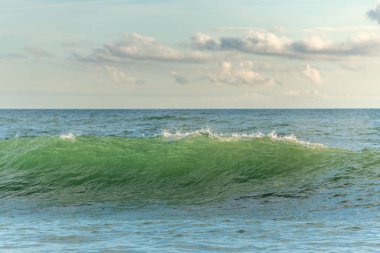 Kumlu bir okyanus sahilinde yeşil dalga. Les Sables d 'Olonne yakınlarında Atlantik kıyısında. Fransa, Avrupa.