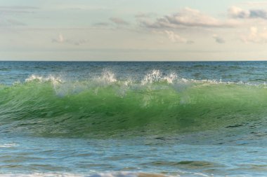 Kumlu bir okyanus sahilinde yeşil dalga. Les Sables d 'Olonne yakınlarında Atlantik kıyısında. Fransa, Avrupa.