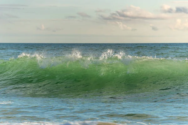 Kumlu Bir Okyanus Sahilinde Yeşil Dalga Les Sables Olonne Yakınlarında — Stok fotoğraf