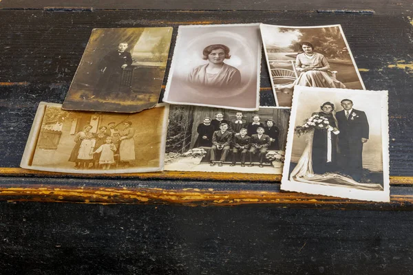 Eski bir ahşap sekreterin eski aile fotoğrafları. Bellek, geçmiş, arşiv.