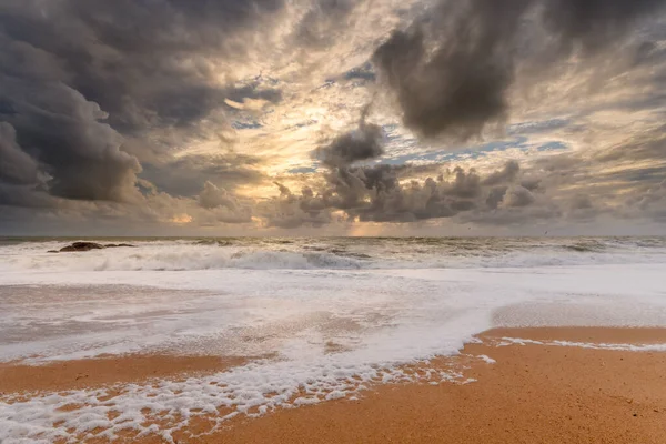 Bulutlu havada Atlantik sahili plajı. Fransa, Avrupa.