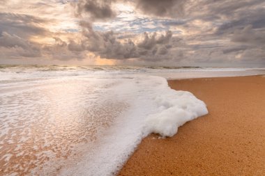 Bulutlu havada Atlantik sahili plajı. Fransa, Avrupa.
