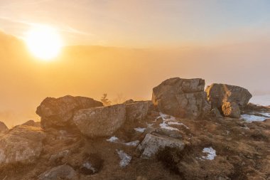Gün batımında dağlarda bulut denizi. Fransa.
