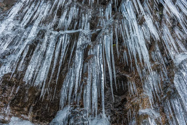 冬には山の中で氷瀑を形成するつらら フランス — ストック写真