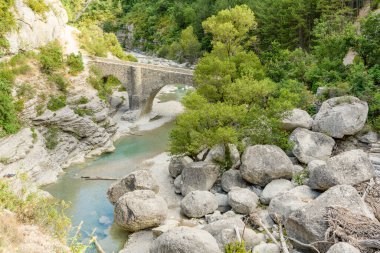 Chateauneuf de Chabre 'nin Drome' daki Meouge vadisindeki ortaçağ köprüsünün manzarası. Fransa.