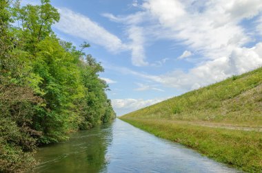 İlkbaharda Ren nehri boyunca sel yardım kanalı. Fance..