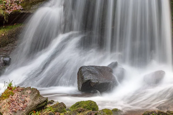 Bella Cascata Montagna Fresca Una Valle Selvaggia Isolata Durante Inverno — Foto Stock