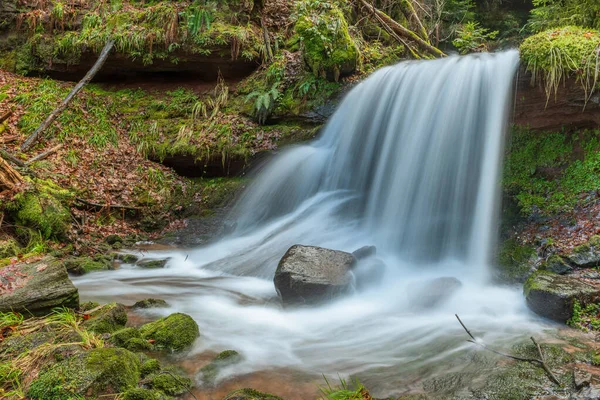 Bella Cascata Montagna Fresca Una Valle Selvaggia Isolata Durante Inverno — Foto Stock