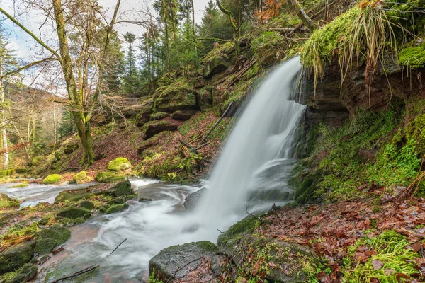 Bella Cascata Montagna Fresca Una Valle Selvaggia Isolata Durante Inverno — Foto Stock