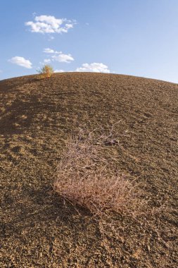 Fas 'ta bir çölde küçük taşlar ve çakıl taşları. Kuru ve mineral manzarası.