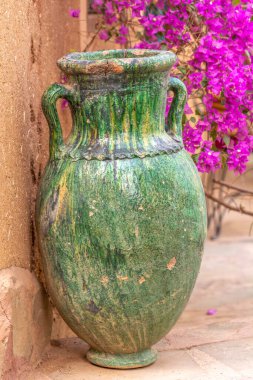 Fas 'ın Tamegroute şehrinden geleneksel yeşil seramik. Berber çömlek ve Fas çömleği.