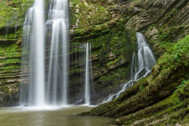 Flumen vadisindeki Flumen şelalesi Jura 'daki bir vadinin dibinde. Fransa.